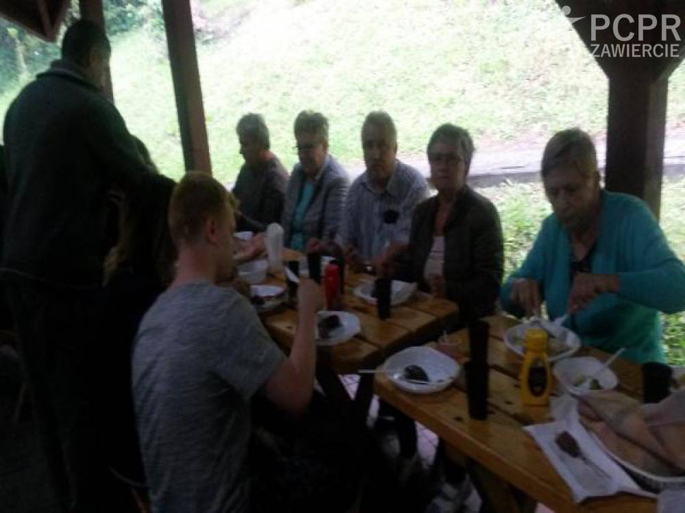 Zdjęcie: Uczestnicy jedzący kolację grilową